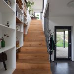 Drevené schody s lemujúcim úložným priestorom