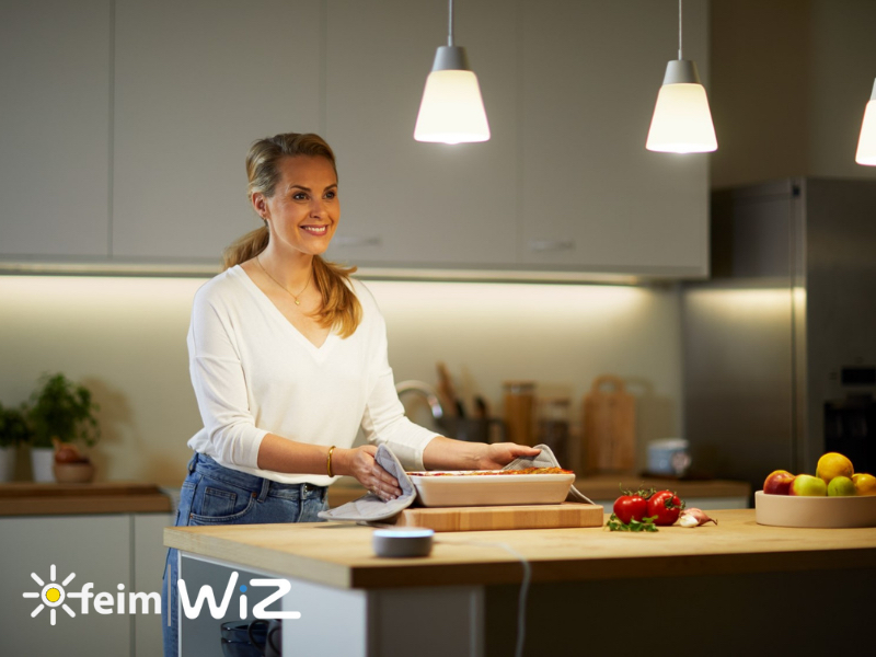Žena v kuchyni s úsmevom
