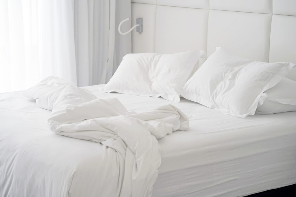 Biela nepopravená posteľ