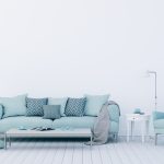 Biela obývačka s modrou sedačkou