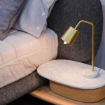 Zlatá dizajnová lampa pri posteli