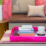 Ružová tácka s čajom a knižkami v obývačke