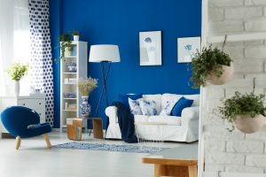 Obývacia izba s modrou stenou