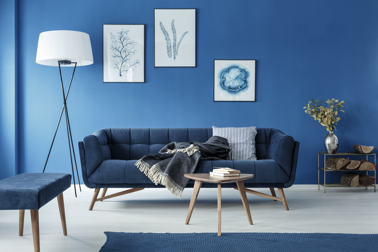Obývacia izba s modrou stenou