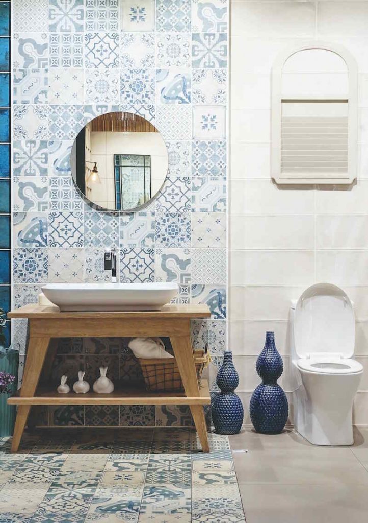 stredomorská kúpeľňa so vzorovanými kachličkami