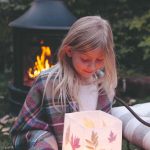 Dievčatko s jesenným lampášom