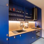 Výrazná modrá kuchyňa so svetlým drevom