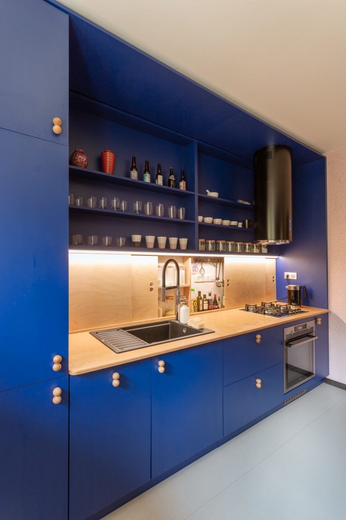 Výrazná modrá kuchyňa so svetlým drevom