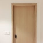 Drevené dvere s guľatou kľučkou