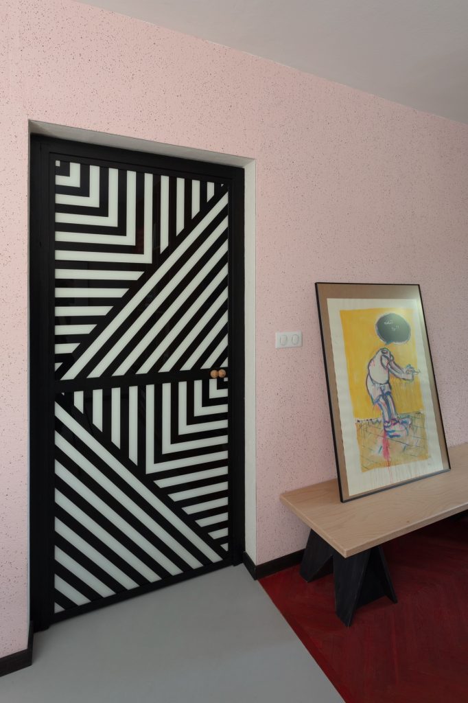 Čiernobiele geometrické dvere
