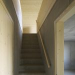 Betónové schodisko do svetlého dreveného podkrovia