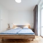 Spálňa s parketami a jednoduchou posteľou