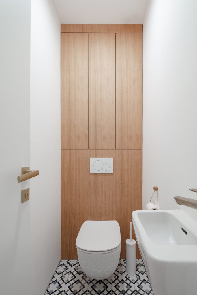 Toaleta s drevenou stenou