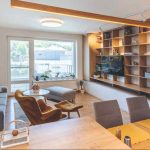 Moderná obývačka s veľkou drevenou policovou stenou