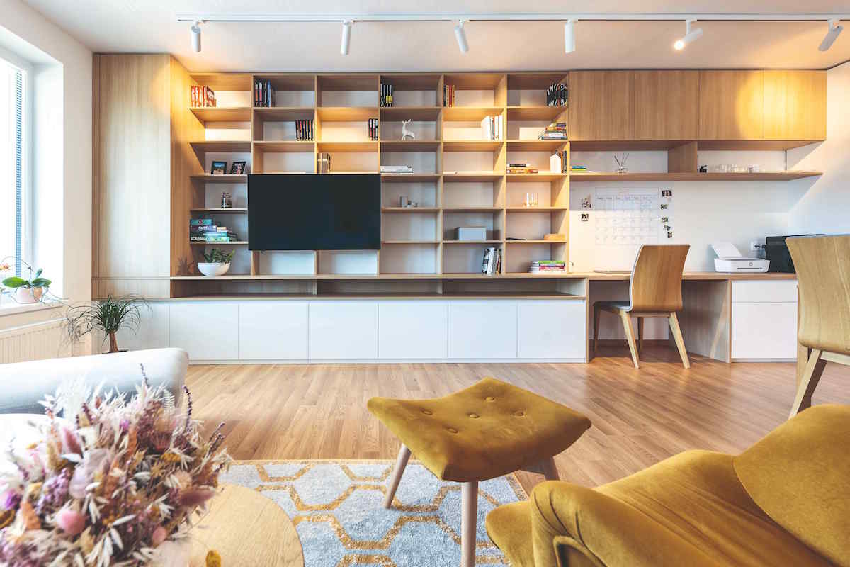Moderná obývačka s veľkou drevenou policovou stenou