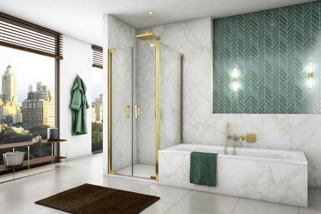 Kúpeľňa s moderným sprchovacím kútom so zlatým rámovaním
