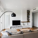Jednoduchá útulná bielohnedá obývačka