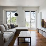 Jednoduchá útulná bielohnedá obývačka s veľkými oknami