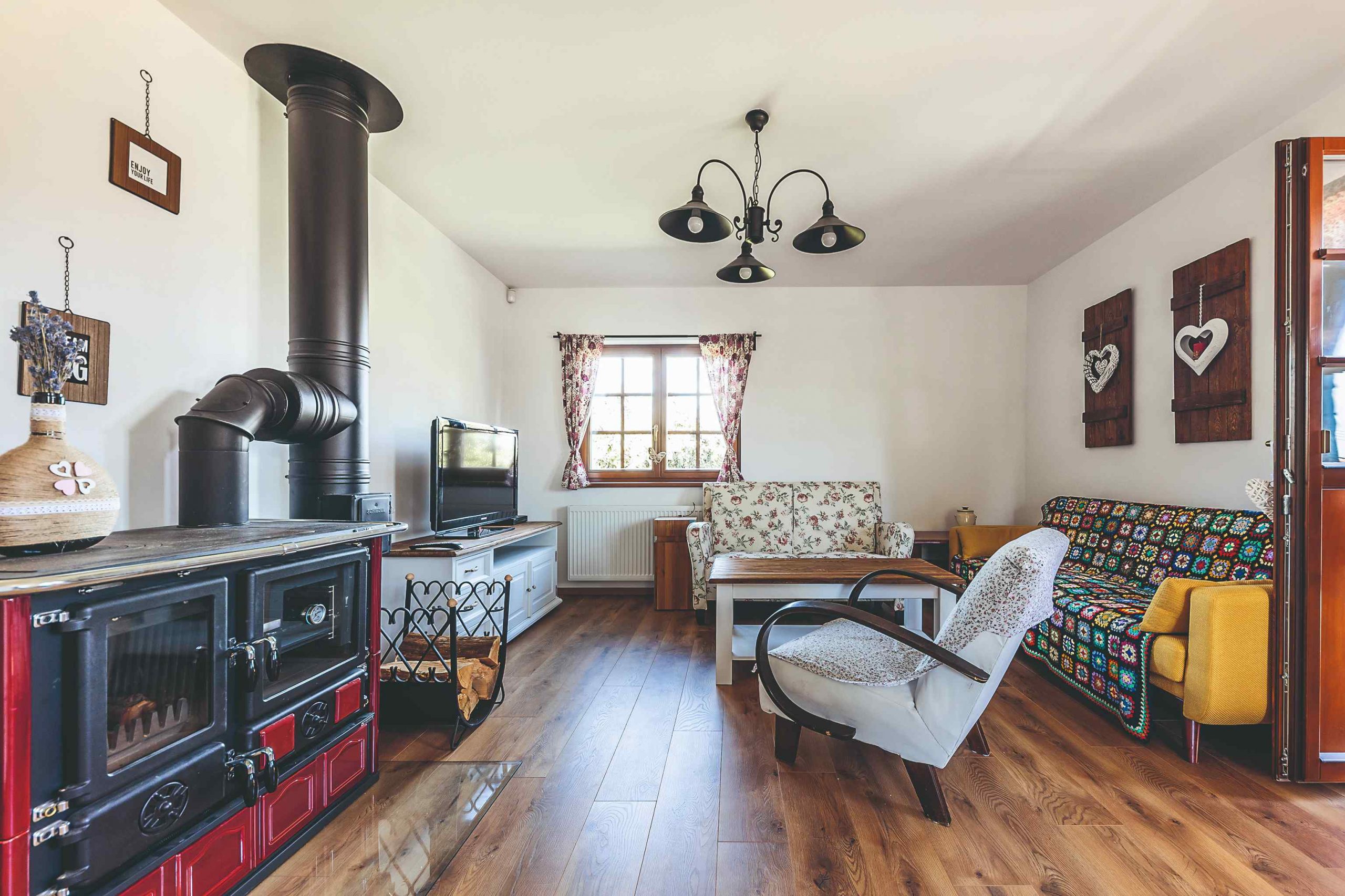Retro obývačka s tradičnou pecou