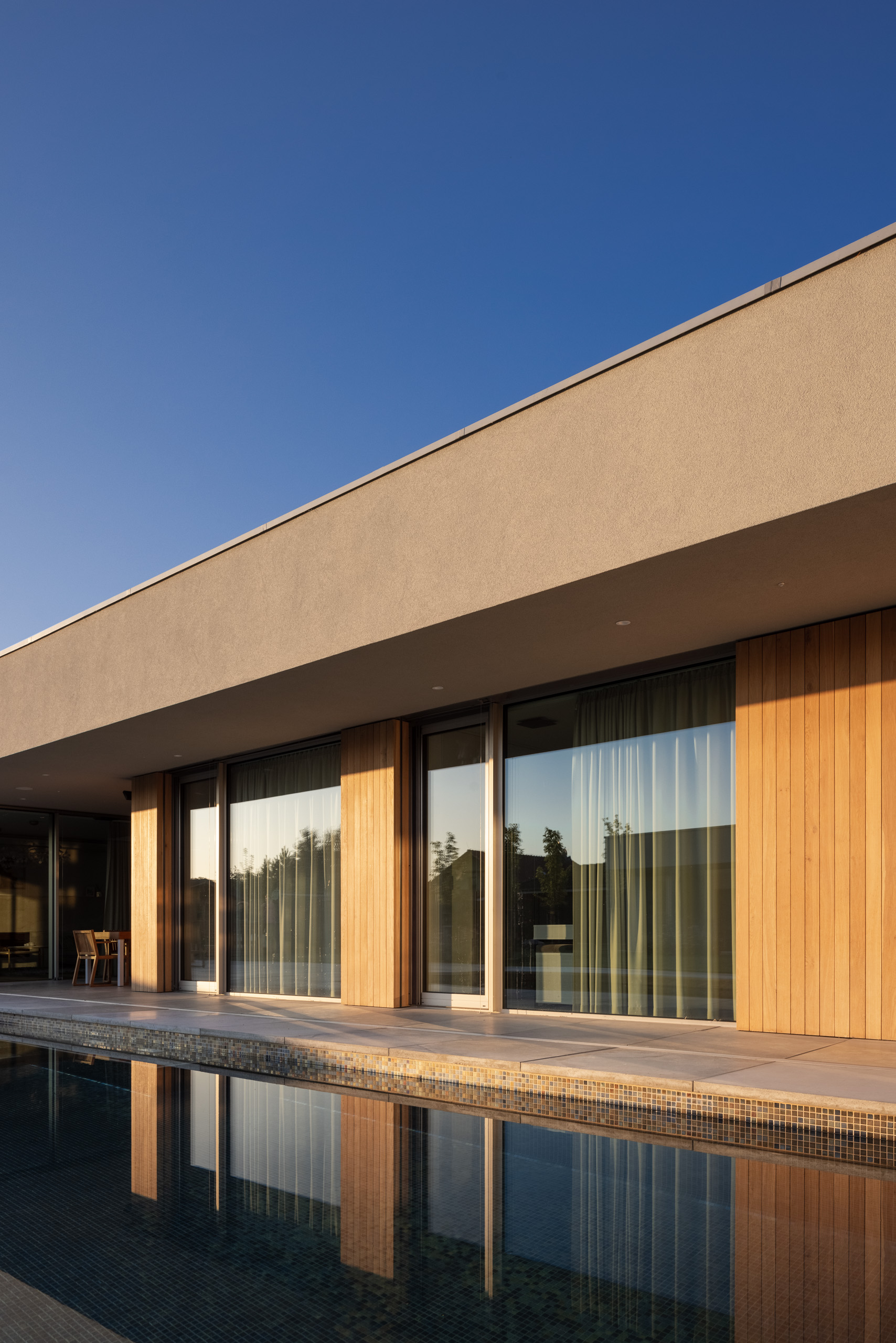 Architekti nechávajú vyznieť samotnú štruktúru domu a hru svetla na čistých plochách.