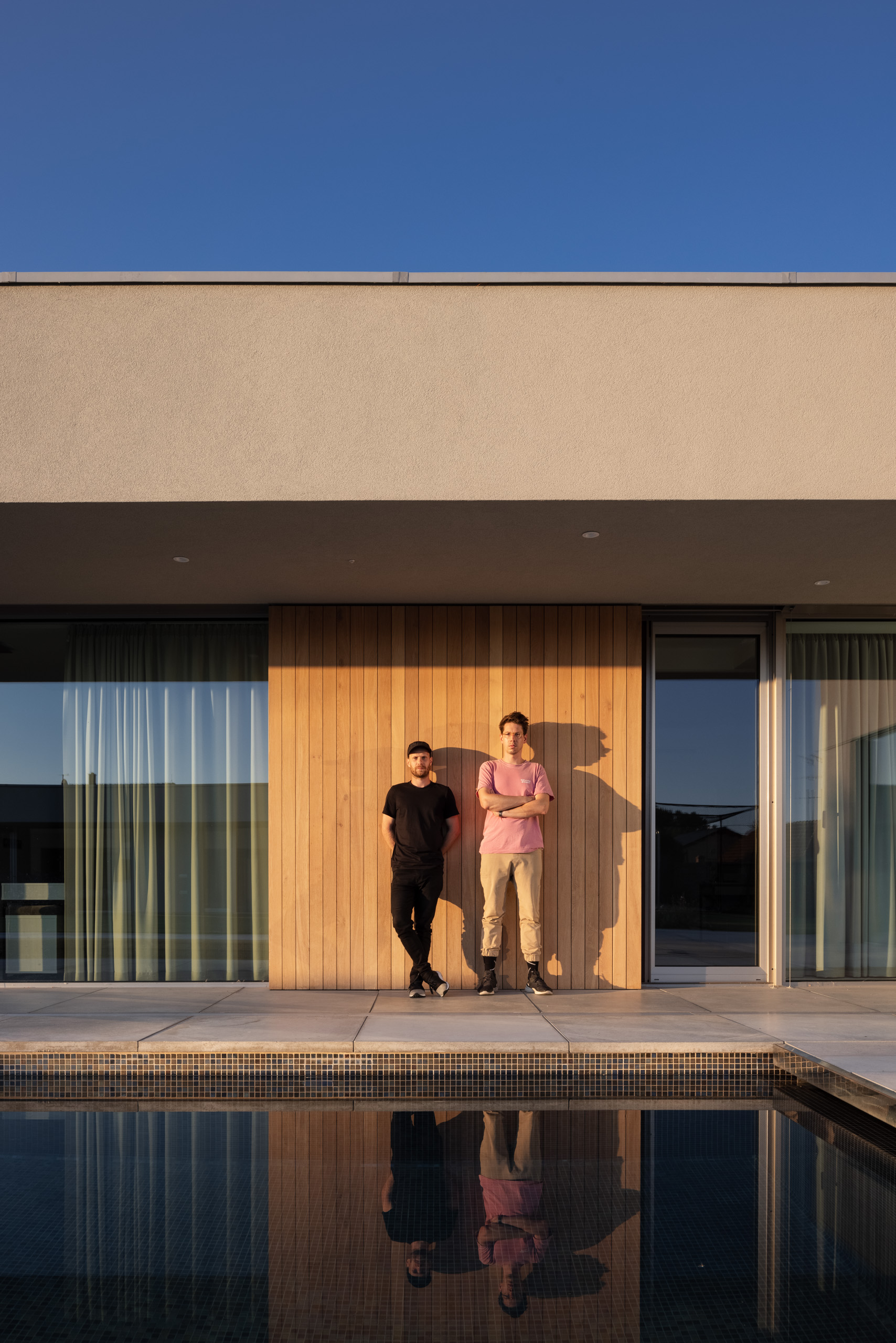 Architekti nechávajú vyznieť samotnú štruktúru domu a hru svetla na čistých plochách.