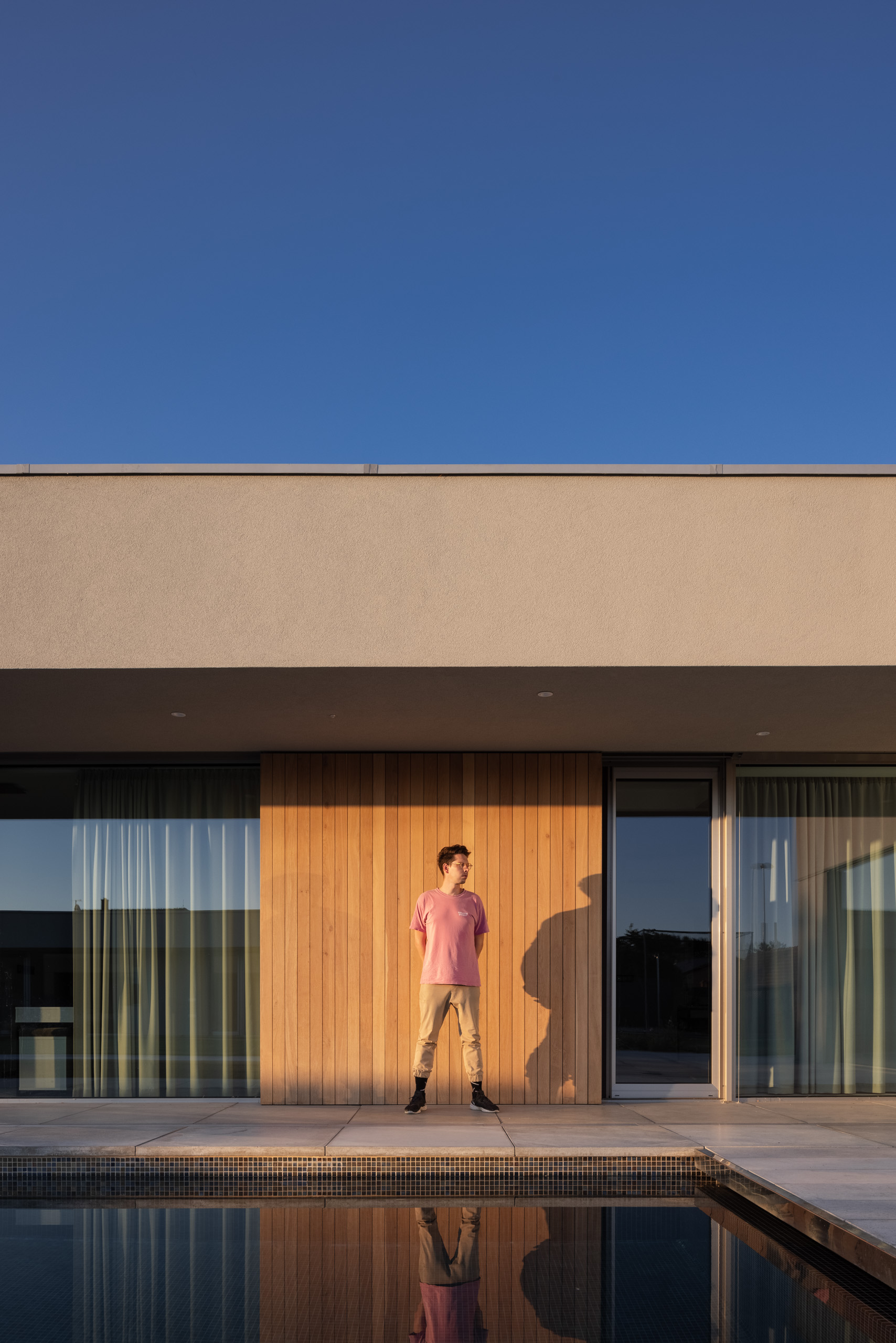 Architekti nechávajú vyznieť samotnú štruktúru domu a hru svetla na čistých plochách.