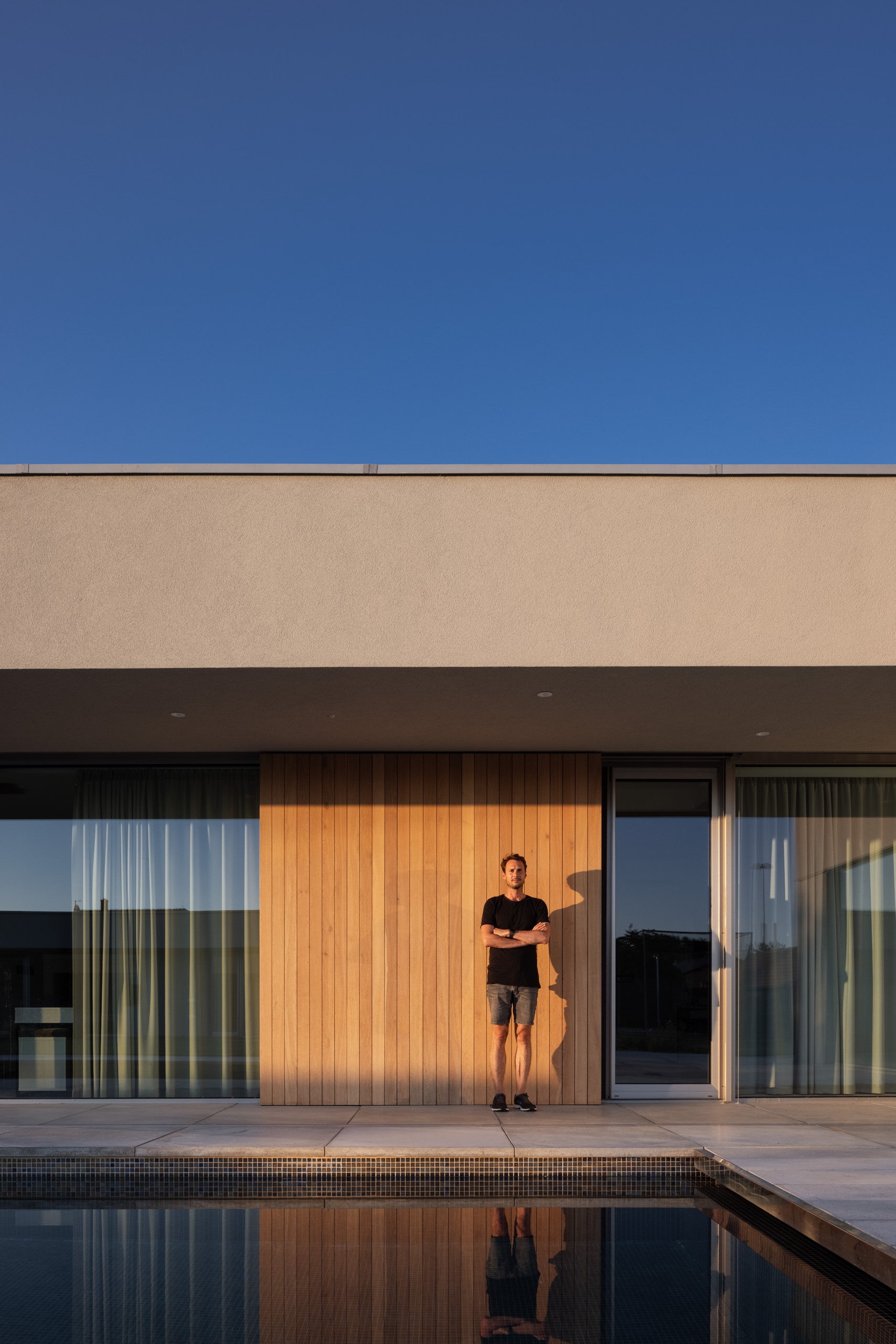 Architekti nechávajú vyznieť samotnú štruktúru domu a hru svetla na čistých plochách.