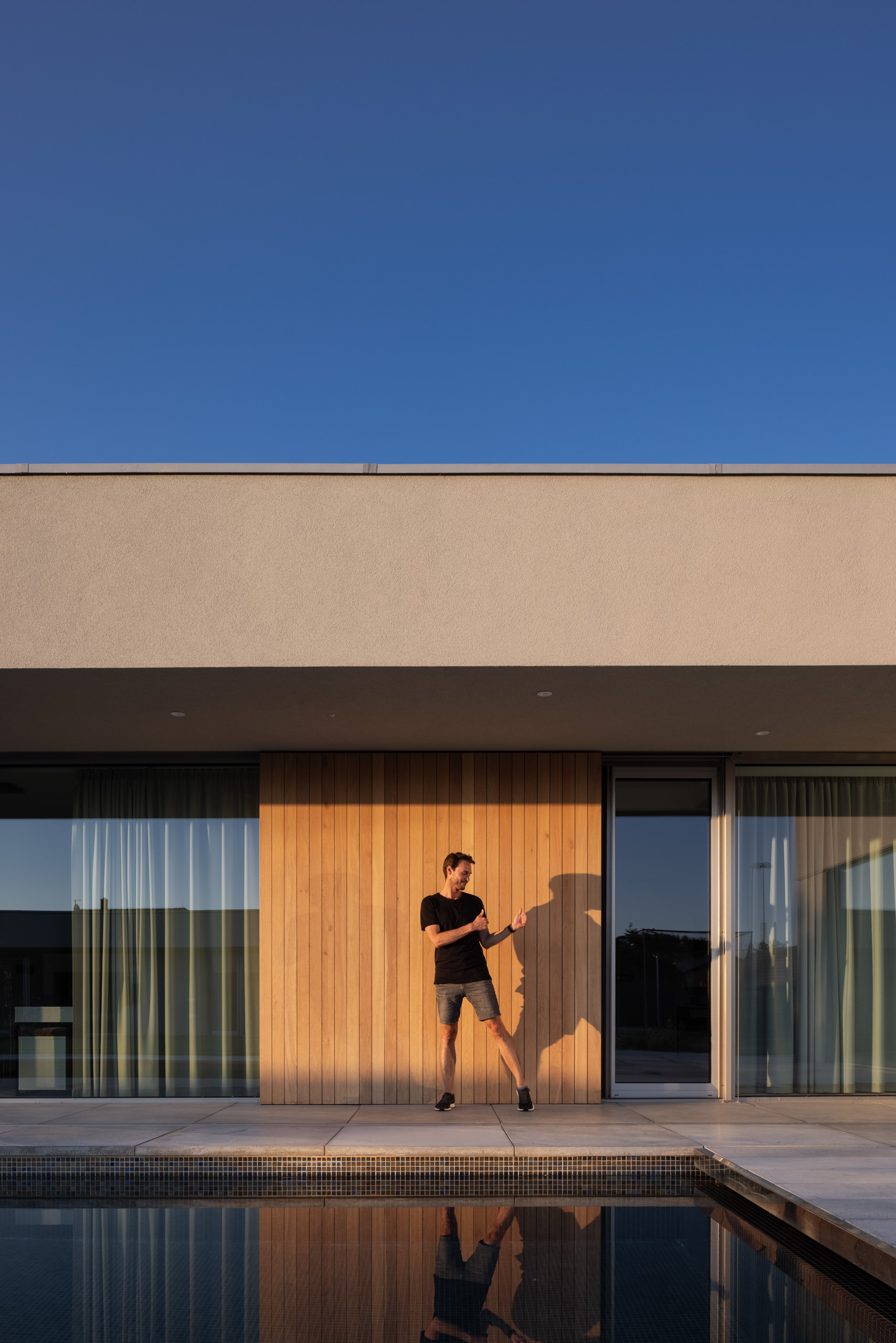 Architekti nechávajú vyznieť samotnú štruktúru domu a hru svetla na čistých plochách.