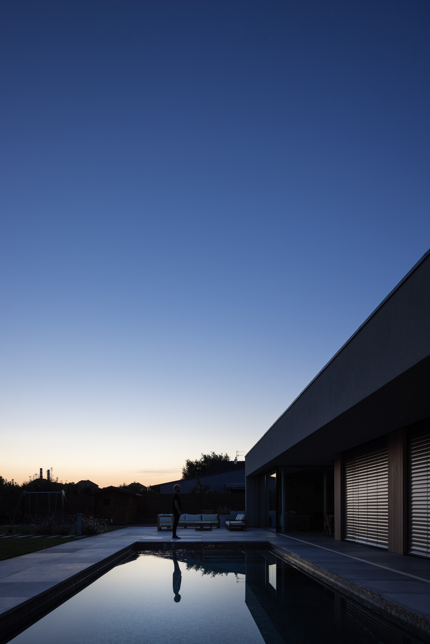 Architekti nechávajú vyznieť samotnú štruktúru domu a hru svetla na čistých plochách.