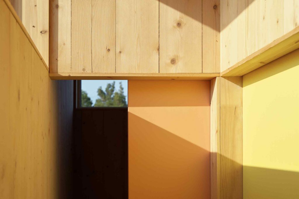 Farebné vnútorné posuvné dvere v drevenom interiéri