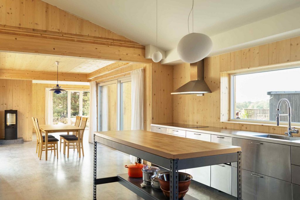 Jednoduchá jedáleň a kuchyňa vo víkendovom drevenom dome