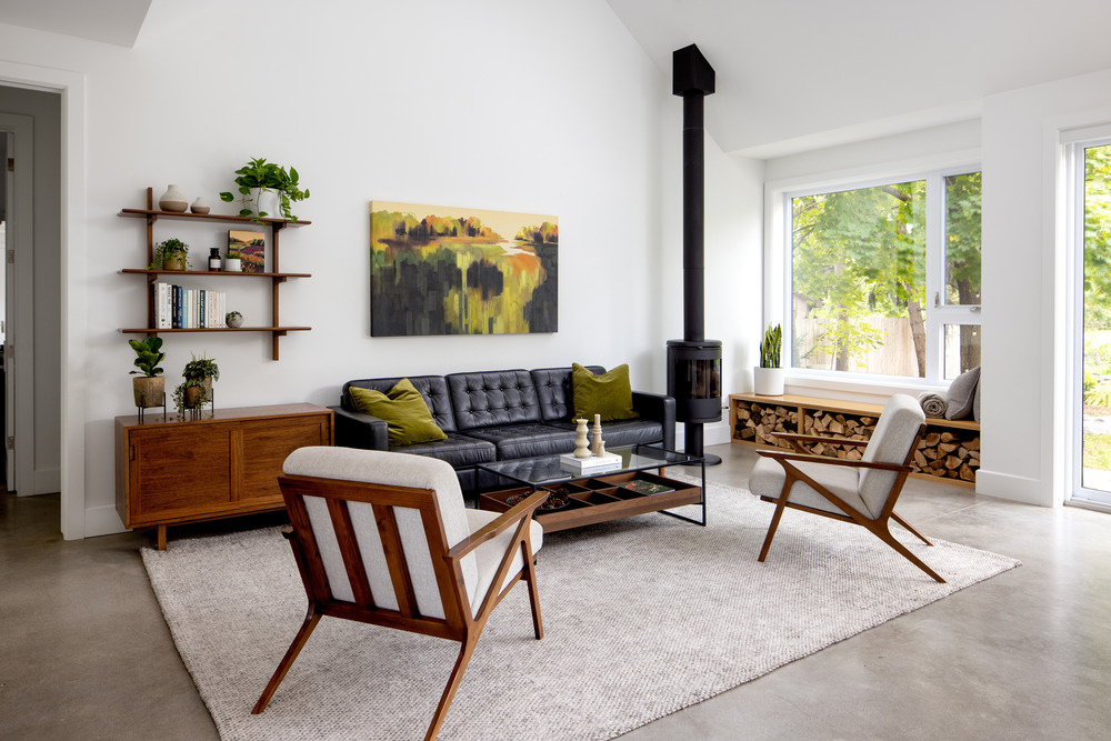 Elegantná obývačka s krbom v minimalistickom štýle