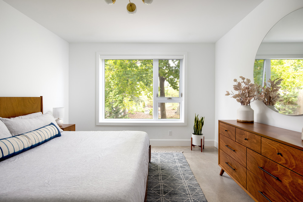 Útulná minimalistická spálňa s veľkým oknom
