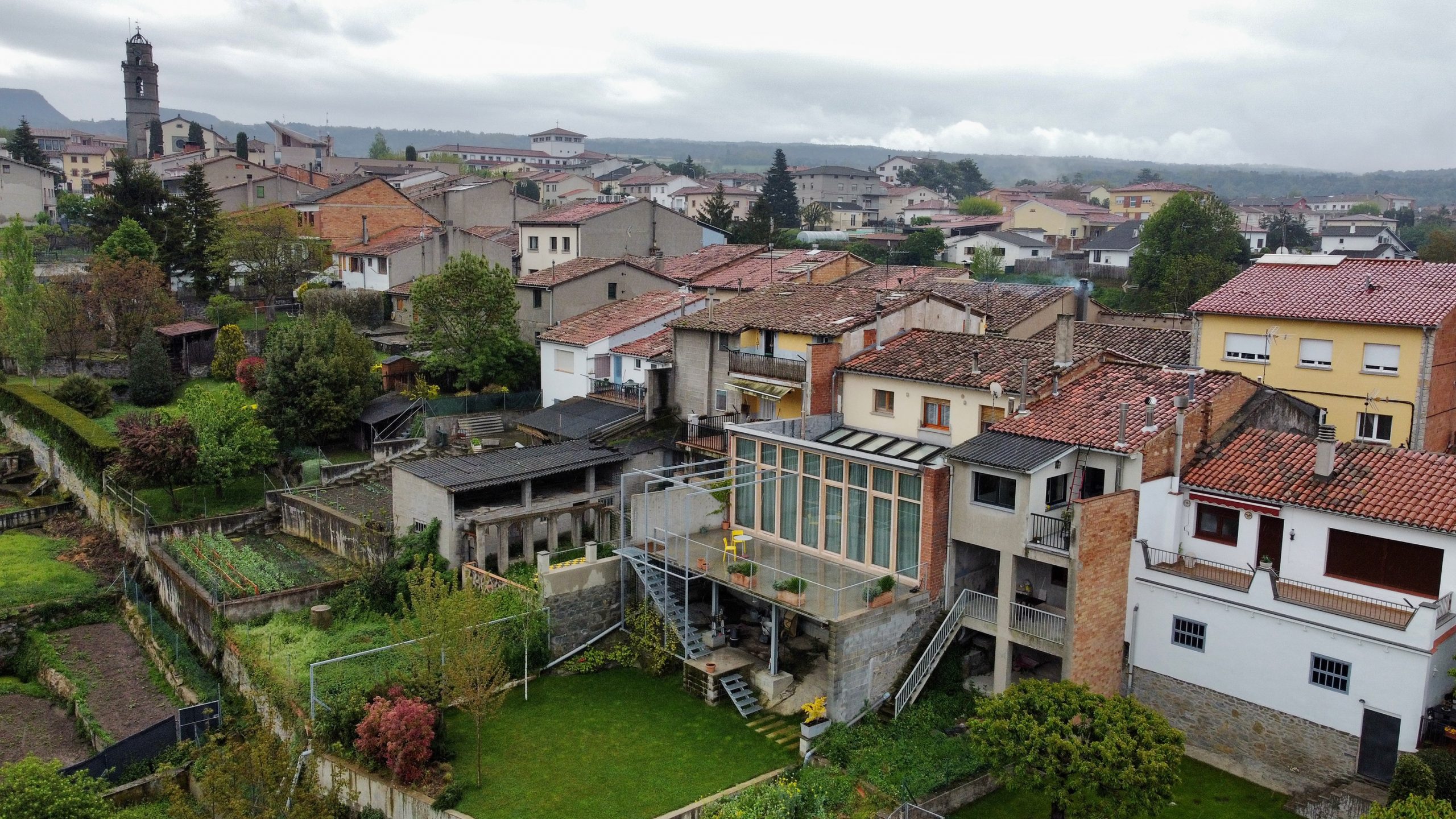 Architekti dostali svetlo zo zadnej fasády a „V“ strechy do celého interiéru. 
