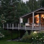 Víkendový dom v lese obkolesený terasou