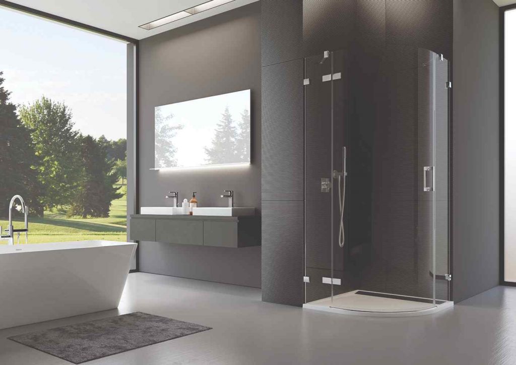 Kúpeľňa s moderným sprchovacím kútom bez rámovania