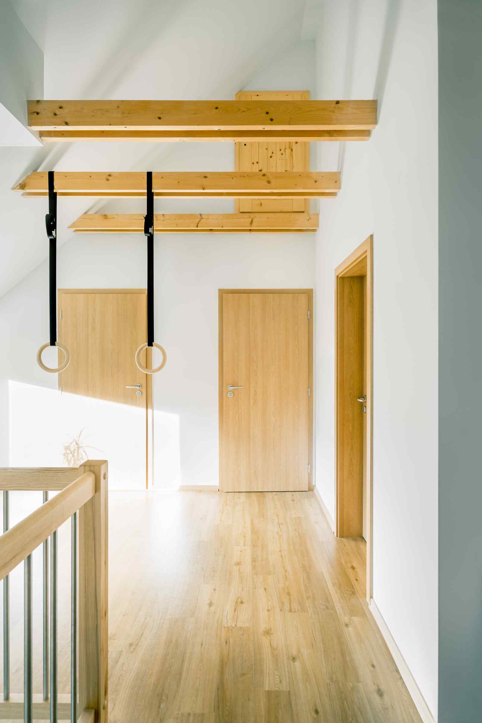 Architektka sa rozhodla ponechať drevenú nosnú konštrukciu domu na niekoľkých miestach odhalenú.