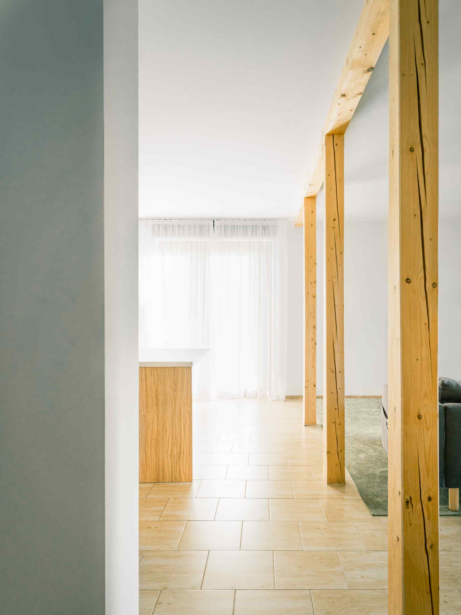 Architektka sa rozhodla ponechať odhalenú drevenú nosnú konštrukciu domu na niekoľkých miestach.