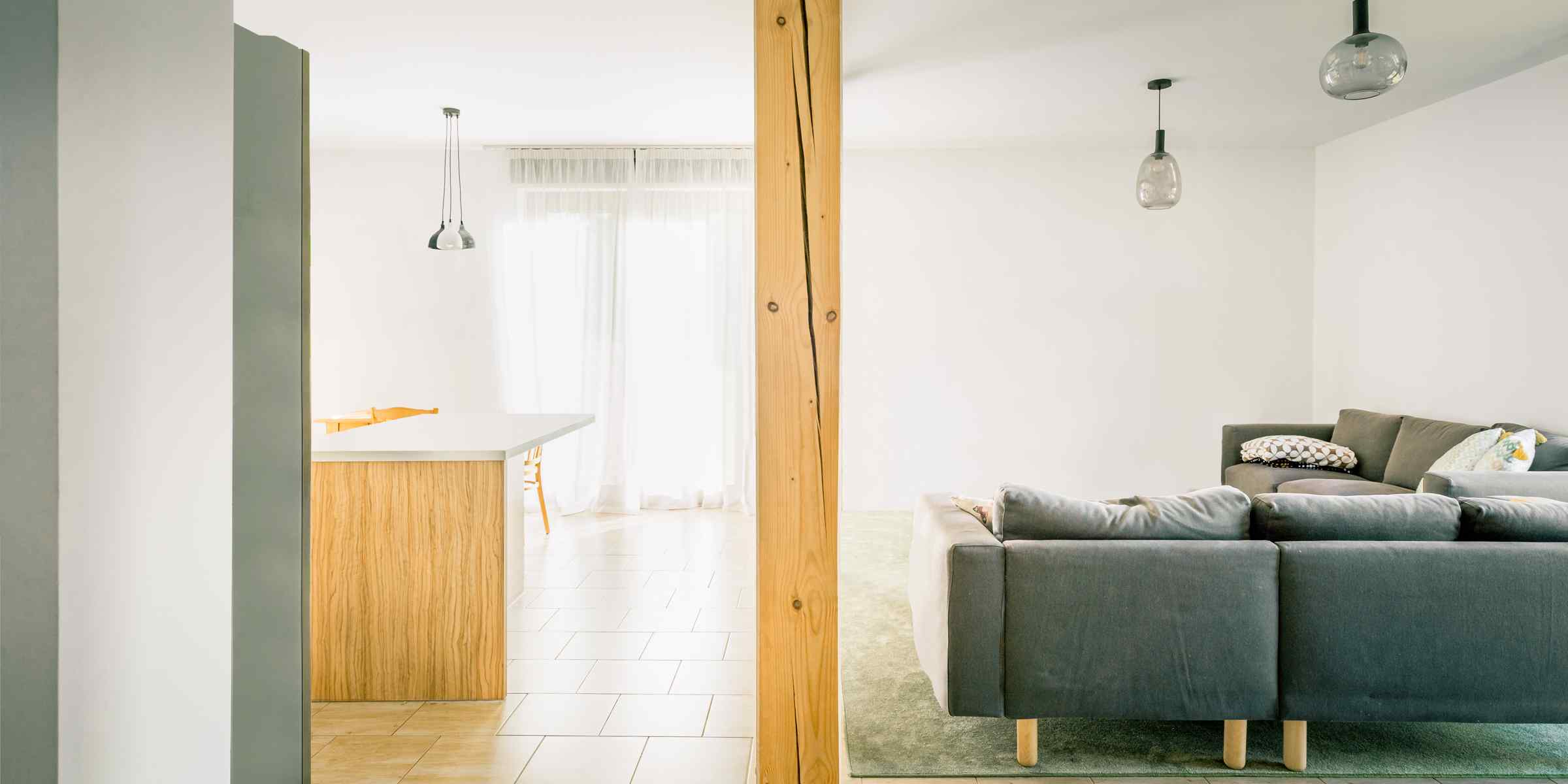 Pohľadová os je zakončená francúzskym oknom a výhľadom do záhrady.