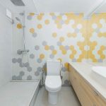 Bielo sivo žltá kúpeľňa s hexagónovými obkladačkami