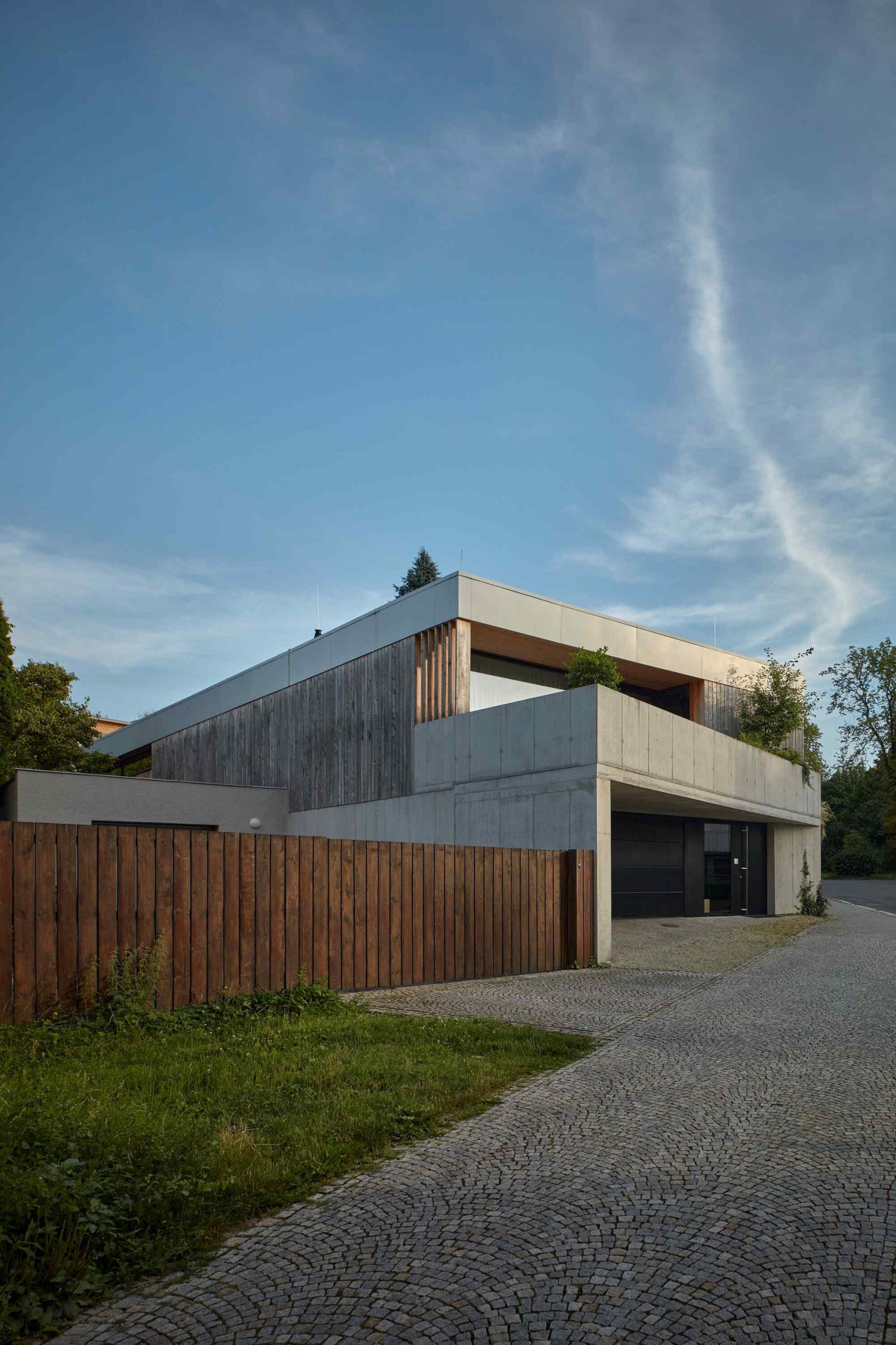 Architekti zasadili dvojpodlažnú vilu do svahovitého terénu tak, aby ho využila ako svoju súčasť.