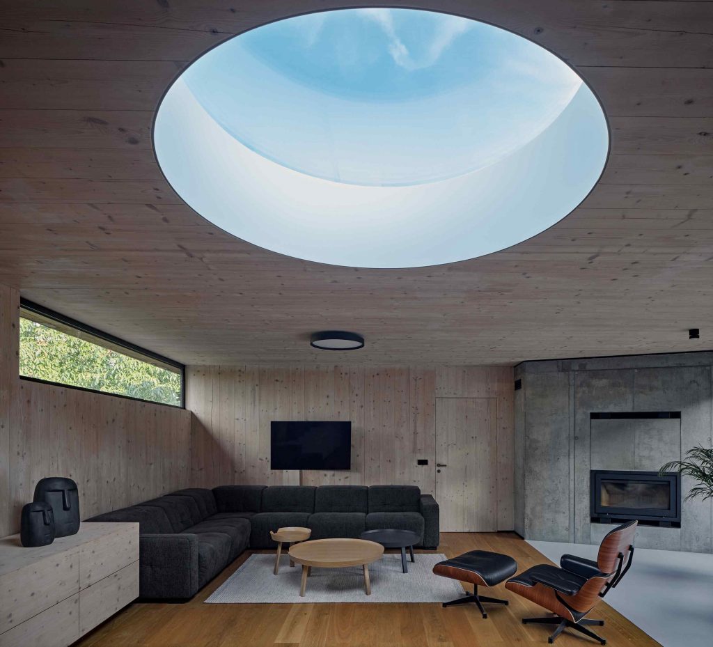 Veľký okrúhly výrez v modernej prírodnej obývačke