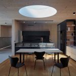 Čierna kuchyňa s jednoduchou jedálňou a svetlíkom