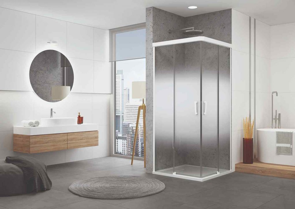 Kúpeľňa s moderným sprchovacím kútom s bielym rámovaním
