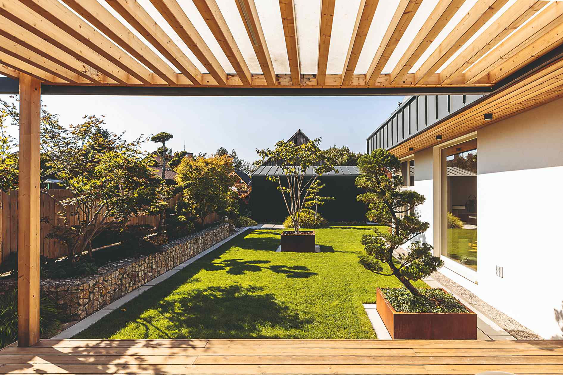 Záhrada rodinného domu s japonskou záhradou