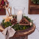 Drevená vianočná dekorácia so šiškami