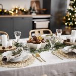 Slávnostne prestretý vianočný stôl