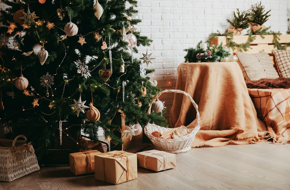 vianočný stromček s darčekmi