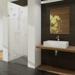 Kúpeľňa s bielym sprchovacím kútom a hnedou stenou s umývadlom