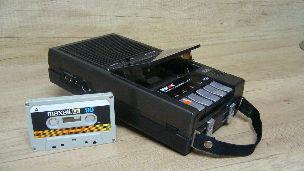 Starý kazetový magnetofón s kazetou